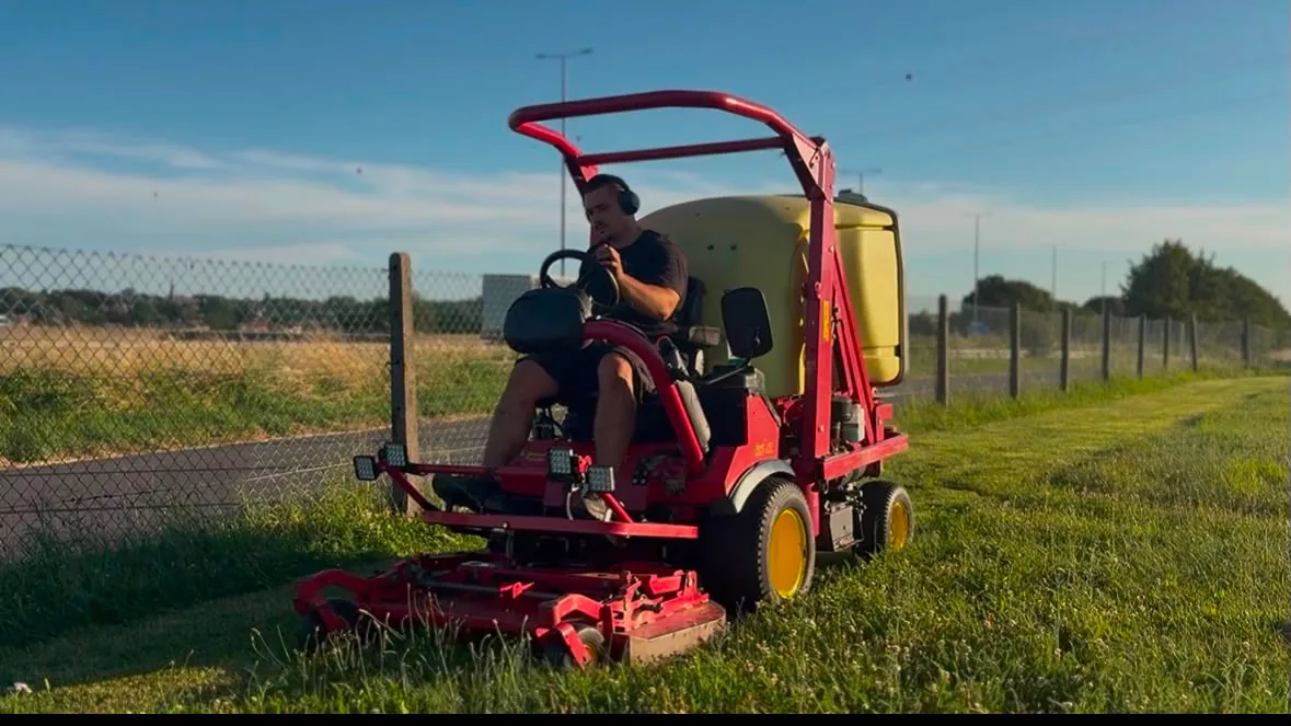 Tonte de pelouse professionnelle sur terrain résidentiel wallon